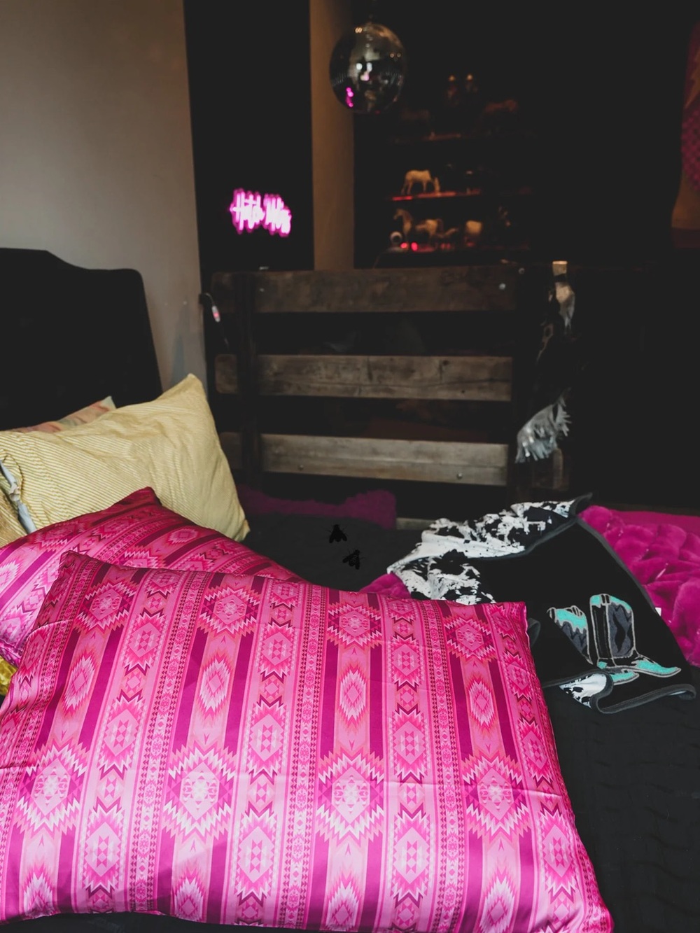NEW Satin Pink Aztec Pattern Pillow Cases Set/2 - Picture 2 of 3